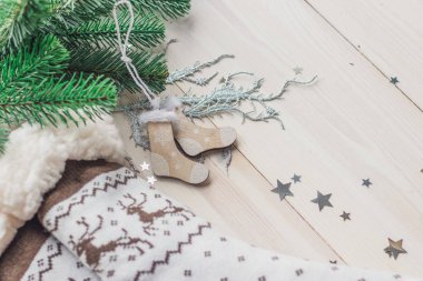 Ahşap Noel süsleri - Noel çorap metin için bir Noel ağacı yer beyaz bir ahşap zemin üzerine