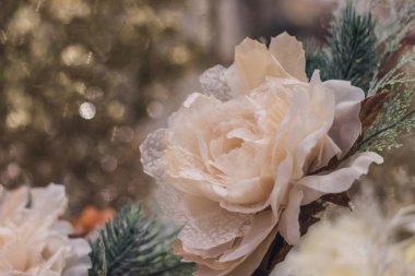 Yılbaşı ağacı süsleri. Güzel parlak çiçekler ve kelebekler ile Noel ağacı. Kış tatil kavramı. kış tatili.