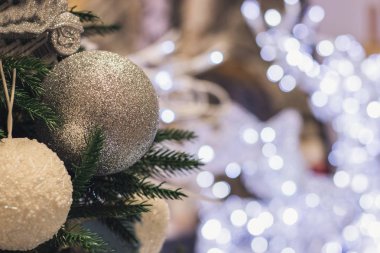 Noel ağacı arka plan ve Noel süsleri, topları, bulanık, parlak, parlayan. Happy New Year ve Noel Tema