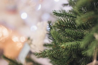 Noel ağacı arka planı ve parlak parlayan, bulanık, Noel süsleri. Happy New Year ve Noel Tema