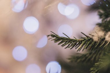 Noel ağacı arka planı ve parlak parlayan, bulanık, Noel süsleri. Happy New Year ve Noel Tema