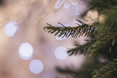 Noel ağacı arka planı ve parlak parlayan, bulanık, Noel süsleri. Happy New Year ve Noel Tema