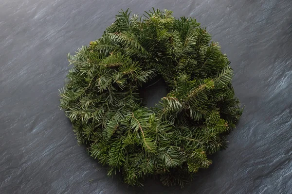 Couronne Noël Sapin Bleu Épicéa Sans Décorations Isolées Sur Fond Photo De Stock