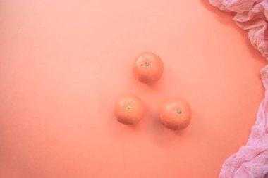 Yıl 2019 - Live Mercan rengi ile banner. Üç mandalina. Metin için yer. Eko kavramı. Taze mandalina üzerinde arka plan rengini yılın 2019 yaşayan mercan renk.