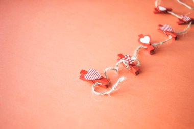 Sevgililer günü kavramı. Mercan bir arka plan üzerinde yürekleri küçük clothespins dönüştürün. metin alanı.