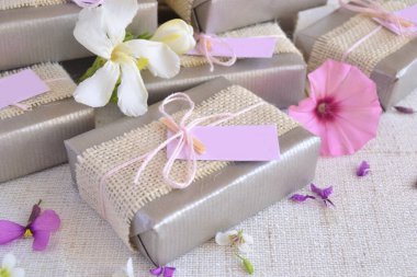 Gümüş evlilik yıldönümü hediye kutusunda jüt kurdele çiçekleri, el yapımı sabun konuğu hatırası.