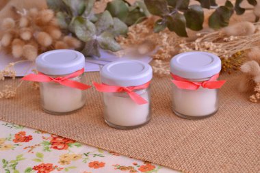 Mumlar sonbahar düğününde beyaz cam kavanozlar turuncu renk kurdele mevsimi küçük konuk hediyeler jute oucaliptus arkaplan, ev partisi dekorasyonu, kırsal eşyalar