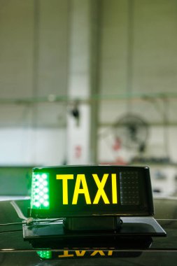 Ücretsiz yolculuk ve koltuk numarasını gösteren ışıklı bir taksi tabelası..