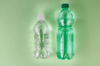 Soluk yeşil yüzeyde yeşil elma ve su şişeleri içeren asgari sağlık teması