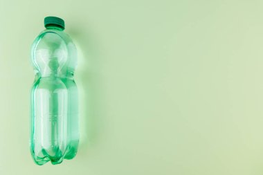 Yeşil elma ve ince yeşil arka planda şişelerle temiz yaşam teması