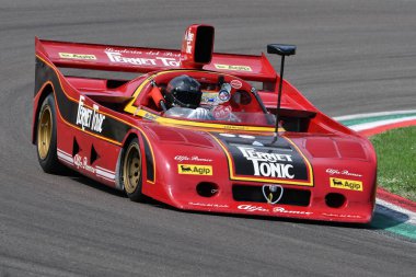 6 Mayıs 2018: bilinmeyen Minardi tarihi gün 2018 yılında İtalya Imola Circuit sırasında tarihi 1977 Alfa Romeo prototip otomobil modeli 33/tt12 Arturo Merzario ex ile çalışır.