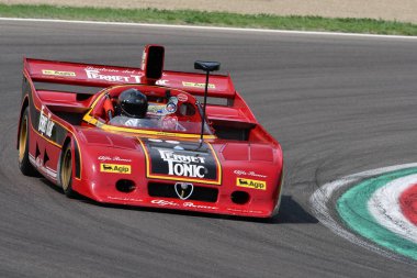 6 Mayıs 2018: bilinmeyen Minardi tarihi gün 2018 yılında İtalya Imola Circuit sırasında tarihi 1977 Alfa Romeo prototip otomobil modeli 33/tt12 Arturo Merzario ex ile çalışır.