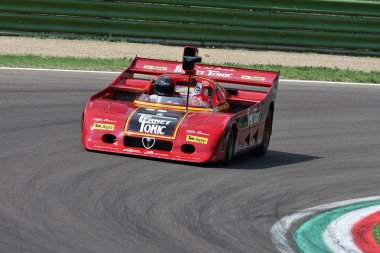6 Mayıs 2018: bilinmeyen Minardi tarihi gün 2018 yılında İtalya Imola Circuit sırasında tarihi 1977 Alfa Romeo prototip otomobil modeli 33/tt12 Arturo Merzario ex ile çalışır.