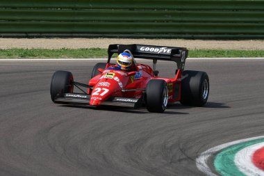 6 Mayıs 2018: bilinmeyen Michele Alboreto - Ren Arnoux Minardi tarihi gün 2018 yılında İtalya Imola Circuit sırasında eski tarihi 1984 Ferrari F1 araba modeli 126 C4 ile çalışır.
