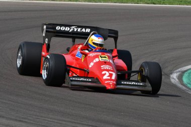 6 Mayıs 2018: bilinmeyen Michele Alboreto - Ren Arnoux Minardi tarihi gün 2018 yılında İtalya Imola Circuit sırasında eski tarihi 1984 Ferrari F1 araba modeli 126 C4 ile çalışır.