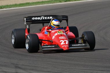 6 Mayıs 2018: bilinmeyen Michele Alboreto - Ren Arnoux Minardi tarihi gün 2018 yılında İtalya Imola Circuit sırasında eski tarihi 1984 Ferrari F1 araba modeli 126 C4 ile çalışır.