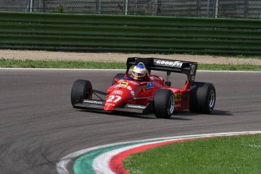 6 Mayıs 2018: bilinmeyen Michele Alboreto - Ren Arnoux Minardi tarihi gün 2018 yılında İtalya Imola Circuit sırasında eski tarihi 1984 Ferrari F1 araba modeli 126 C4 ile çalışır.