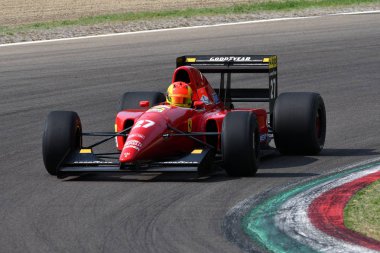 6 Mayıs 2018: bilinmeyen tarihi 1992 Ferrari F1 araba modeli F92a Jean Alesi ex ile çalıştırmak / Gherard Berger Minardi tarihi gün 2018 yılında İtalya Imola Circuit sırasında.