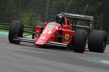 6 Mayıs 2018: bilinmeyen tarihi 1989 Ferrari F1 araba modeli 640 F189 Nigel Mansell ex ile çalışır / Gherard Berger Minardi tarihi gün 2018 yılında İtalya Imola Circuit sırasında.