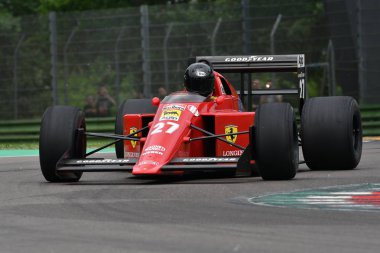 6 Mayıs 2018: bilinmeyen tarihi 1989 Ferrari F1 araba modeli 640 F189 Nigel Mansell ex ile çalışır / Gherard Berger Minardi tarihi gün 2018 yılında İtalya Imola Circuit sırasında.