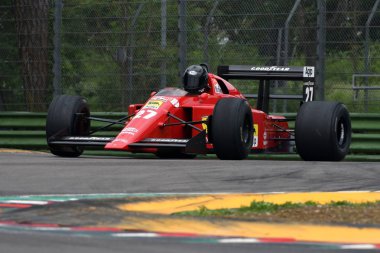 6 Mayıs 2018: bilinmeyen tarihi 1989 Ferrari F1 araba modeli 640 F189 Nigel Mansell ex ile çalışır / Gherard Berger Minardi tarihi gün 2018 yılında İtalya Imola Circuit sırasında.