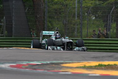 6 Mayıs 2018: Mercedes F1 Şef Designer Aldo Costa modern Mercedes F1 araba modeli W04 ex Nico Rosberg ile çalışır / Lewis Hamilton Minardi tarihi gün 2018 yılında İtalya Imola Circuit sırasında.