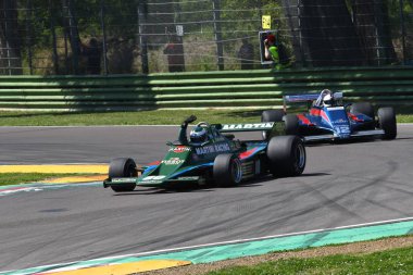 21 Nisan 2018: Uknown çalıştırmak ile tarihi F1 araba Lotus 80 Mario Andretti ex / Carlos Reutemann sırasında F1 Gp tarihi, Motor efsane Festivali 2018 yılında İtalya Imola Circuit.