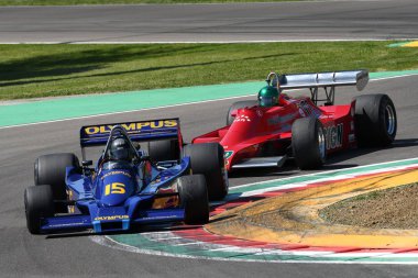 21 Nisan 2018: Baudoin, Michel Fr çalıştırın tarihi 1978 F1 araba Hesketh 308e ile Motor efsane Festivali 2018 İtalya Imola pistinde sırasında.