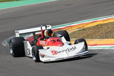 21 Nisan 2018: Fletcher Henry Gb çalıştırın tarihi 1976 F1 araba ile Mart 761 Motor efsane Festivali 2018 İtalya Imola pistinde sırasında.