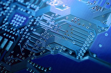 Close-up elektronik bileşenleri, elektronik kart mavi ışık efektleri ile