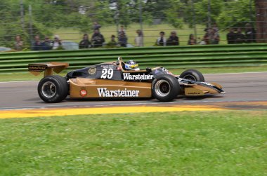 6 Mayıs 2018: bilinmeyen Minardi tarihi gün 2018 yılında İtalya Imola Circuit sırasında tarihi 1979 Formula 1 okları A1b Riccardo Patrese ex ile çalışır.