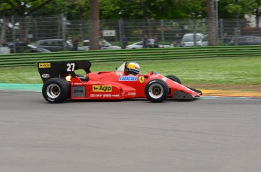 6 Mayıs 2018: bilinmeyen Michele Alboreto - Rene Arnoux Minardi tarihi gün 2018 yılında İtalya Imola Circuit sırasında eski tarihi 1984 Ferrari F1 araba modeli 126 C4 ile çalışır.