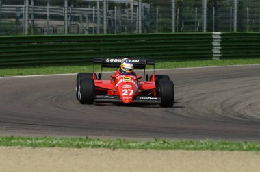 6 Mayıs 2018: bilinmeyen Michele Alboreto - Rene Arnoux Minardi tarihi gün 2018 yılında İtalya Imola Circuit sırasında eski tarihi 1984 Ferrari F1 araba modeli 126 C4 ile çalışır.