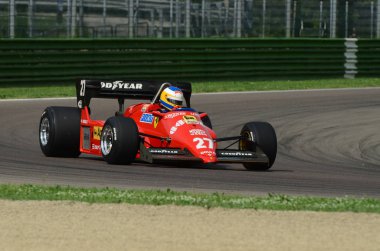 6 Mayıs 2018: bilinmeyen Michele Alboreto - Rene Arnoux Minardi tarihi gün 2018 yılında İtalya Imola Circuit sırasında eski tarihi 1984 Ferrari F1 araba modeli 126 C4 ile çalışır.