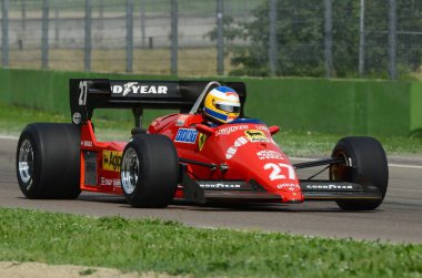 6 Mayıs 2018: bilinmeyen Michele Alboreto - Rene Arnoux Minardi tarihi gün 2018 yılında İtalya Imola Circuit sırasında eski tarihi 1984 Ferrari F1 araba modeli 126 C4 ile çalışır.