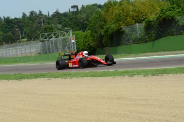 6 Mayıs 2018: bilinmeyen çalıştırmak tarihi 1991'de Ferrari F1 araba modeli 643 Alain Prost ex / Jean Alesi Minardi tarihi gün 2018 yılında İtalya Imola Circuit sırasında.