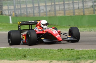 6 Mayıs 2018: bilinmeyen çalıştırmak tarihi 1991'de Ferrari F1 araba modeli 643 Alain Prost ex / Jean Alesi Minardi tarihi gün 2018 yılında İtalya Imola Circuit sırasında.