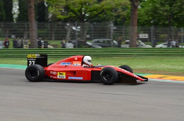 6 Mayıs 2018: bilinmeyen çalıştırmak tarihi 1991'de Ferrari F1 araba modeli 643 Alain Prost ex / Jean Alesi Minardi tarihi gün 2018 yılında İtalya Imola Circuit sırasında.