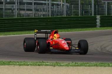 6 Mayıs 2018: bilinmeyen tarihi 1992 Ferrari F1 araba modeli F92a Jean Alesi ex ile çalıştırmak / Ivan Capelli Minardi tarihi gün 2018 yılında İtalya Imola Circuit sırasında.