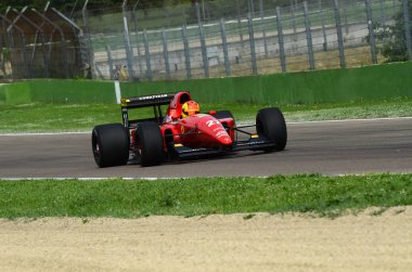 6 Mayıs 2018: bilinmeyen tarihi 1992 Ferrari F1 araba modeli F92a Jean Alesi ex ile çalıştırmak / Ivan Capelli Minardi tarihi gün 2018 yılında İtalya Imola Circuit sırasında.