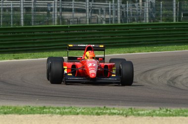6 Mayıs 2018: bilinmeyen tarihi 1992 Ferrari F1 araba modeli F92a Jean Alesi ex ile çalıştırmak / Ivan Capelli Minardi tarihi gün 2018 yılında İtalya Imola Circuit sırasında.