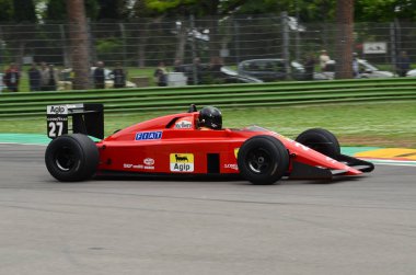 6 Mayıs 2018: bilinmeyen tarihi 1989 Ferrari F1 araba modeli 640 F189 Nigel Mansell ex ile çalışır / Gherard Berger Minardi tarihi gün 2018 yılında İtalya Imola Circuit sırasında.