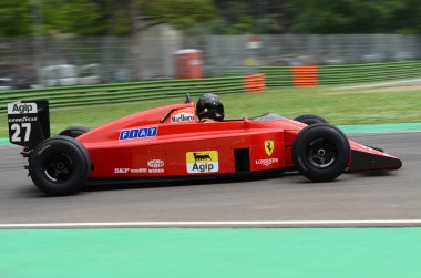 6 Mayıs 2018: bilinmeyen tarihi 1989 Ferrari F1 araba modeli 640 F189 Nigel Mansell ex ile çalışır / Gherard Berger Minardi tarihi gün 2018 yılında İtalya Imola Circuit sırasında.