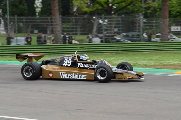 6 Mayıs 2018: bilinmeyen Minardi tarihi gün 2018 yılında İtalya Imola Circuit sırasında tarihi 1979 Formula 1 okları A1b Riccardo Patrese ex ile çalışır.