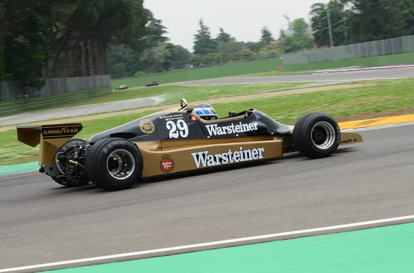 6 Mayıs 2018: bilinmeyen Minardi tarihi gün 2018 yılında İtalya Imola Circuit sırasında tarihi 1979 Formula 1 okları A1b Riccardo Patrese ex ile çalışır.