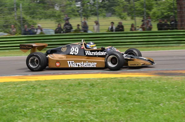 6 Mayıs 2018: bilinmeyen Minardi tarihi gün 2018 yılında İtalya Imola Circuit sırasında tarihi 1979 Formula 1 okları A1b Riccardo Patrese ex ile çalışır.