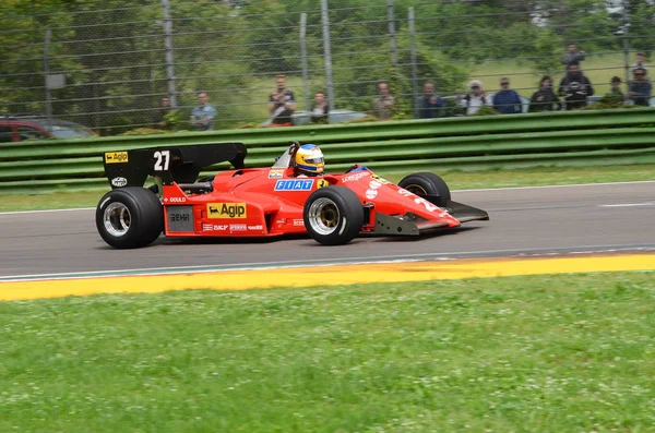 6 Mayıs 2018: bilinmeyen Michele Alboreto - Rene Arnoux Minardi tarihi gün 2018 yılında İtalya Imola Circuit sırasında eski tarihi 1984 Ferrari F1 araba modeli 126 C4 ile çalışır.