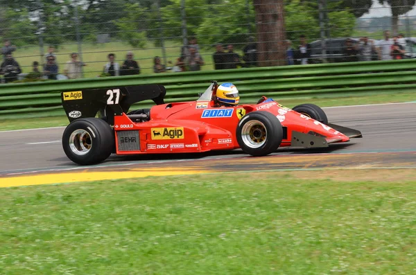 6 Mayıs 2018: bilinmeyen Michele Alboreto - Rene Arnoux Minardi tarihi gün 2018 yılında İtalya Imola Circuit sırasında eski tarihi 1984 Ferrari F1 araba modeli 126 C4 ile çalışır.