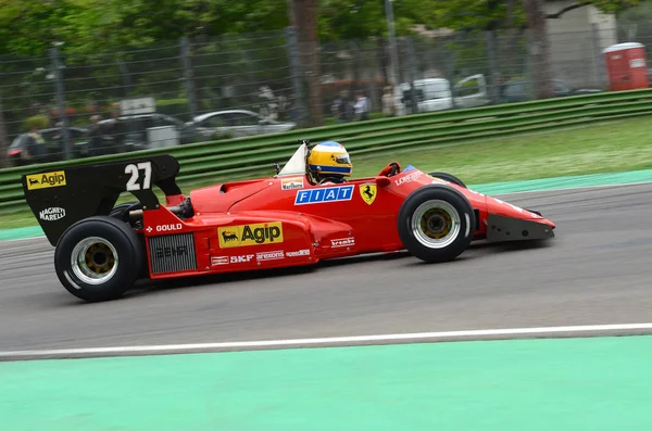 6 Mayıs 2018: bilinmeyen Michele Alboreto - Rene Arnoux Minardi tarihi gün 2018 yılında İtalya Imola Circuit sırasında eski tarihi 1984 Ferrari F1 araba modeli 126 C4 ile çalışır.