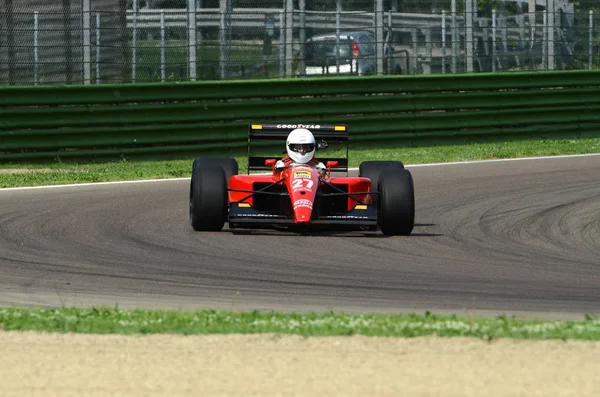6 Mayıs 2018: bilinmeyen çalıştırmak tarihi 1991'de Ferrari F1 araba modeli 643 Alain Prost ex / Jean Alesi Minardi tarihi gün 2018 yılında İtalya Imola Circuit sırasında.